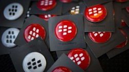 Golpeada Blackberry se aferra a su último cartucho