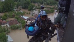 Rescatan a bebe de 3 meses de las inundaciones de Bosnia