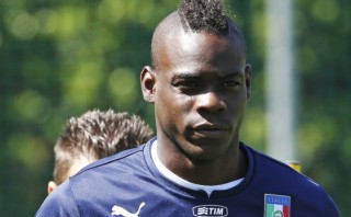 Balotelli recibe insultos racistas en prácticas con Italia
