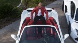 Floyd Mayweather presume de su lujoso coche de colección