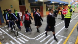 Alumnos de colegios públicos estudiarán 10 horas más por semana