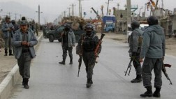 Afganistán: Talibanes secuestran a 27 policías tras atentado