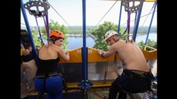 Cruzaron un río sostenidos tan solo de sus piercing