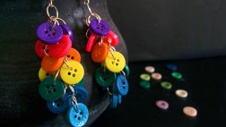 ¿Tienes botones sueltos? Haz tus propios aretes multicolores
