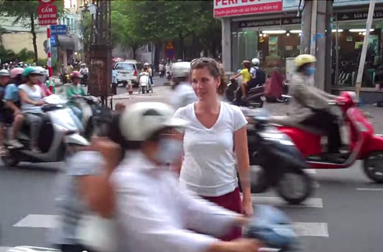 VIDEO: Así cruzan la calle con más tráfico del mundo en Vietnam