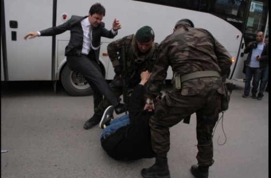 Turquía: Despiden al funcionario que pateó a un manifestante