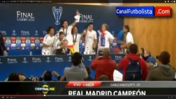 Jugadores del Real celebran en conferencia de Ancelotti