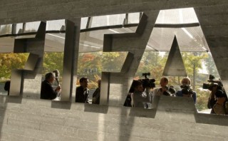 La FIFA a sus 110 años, el monstruo que hace rodar la bola