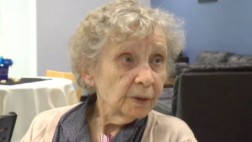 Mujer esperó 75 años para graduarse