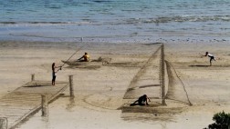 Estos artistas sorprenden a los bañistas con su arte playero