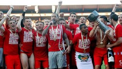 Miguel Araujo salió campeón en Serbia y mostró bandera peruana