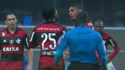 Insólito: árbitro evitó pelea entre jugadores del mismo equipo