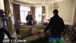 David Luiz y Oscar se divierten con el fútbol tenis en una sala