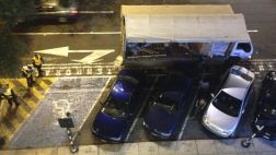 Este camión se estacionó en contra y dificultó salida de autos