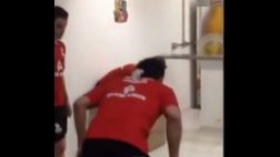 Mira las dominadas de Falcao con un esparadrapo