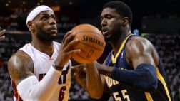 LeBron James se lució con una increíble clavada de reversa