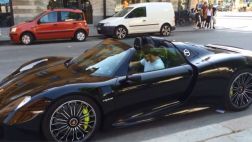 Otro lujo de Zlatan: lució su nuevo Porsche en calles de Suecia