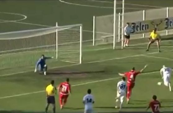 Mal amague y tropezón en el 'peor penal' del fútbol