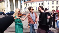 Steven Tyler cantó "Crazy" con dos artistas callejeras