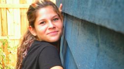 Niña de 12 años construye su propia casa para superar pérdida