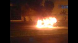 Un auto se incendió en plena vía pública del Centro de Lima