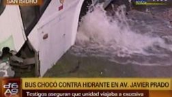 Aniego se produjo en San Isidro tras choque de bus con hidrante