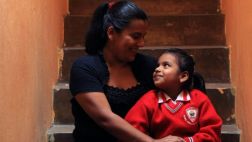El drama de quienes aguardan el milagro en una lista de espera