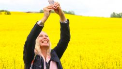 ¿Cuánto tiempo crees que las mujeres pasamos tomando selfies?