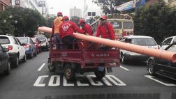 Breña: trabajadores municipales viajan en tolva de motocar