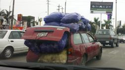 Esta station wagon ya no puede más con tanto peso