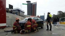 Joven que chocó su auto en Vía Expresa no tuvo mayores daños