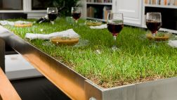 Mira esta curiosa mesa ideal para tener un picnic en casa