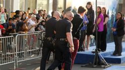 Reportero que agredió a Brad Pitt es acusado de cuatro delitos