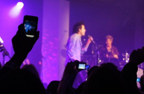 Mala costumbre: Todos te odiarán si haces esto en un concierto