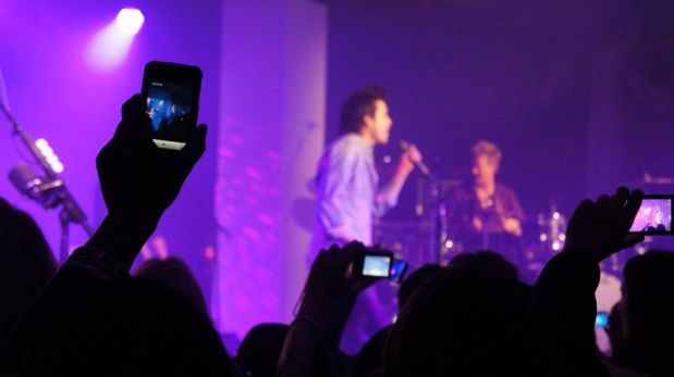 Mala costumbre: Todos te odiarán si haces esto en un concierto