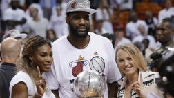 Serena y Caroline Wozniacki celebran al lado del Miami Heat