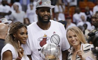 Serena y Caroline Wozniacki celebran al lado del Miami Heat 