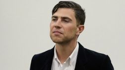 Reportero arrestado dice que solo quiso abrazar a Brad Pitt