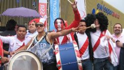 La barra peruana alentó así a la selección en Suiza