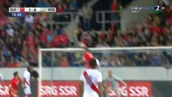 Lichtsteiner le anotó a Perú con este fuerte cabezazo
