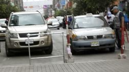 En Gamarra te cobran por cruzar la pista