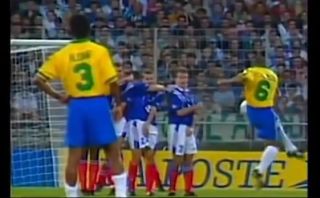 Se cumplen 17 años del "gol imposible" de Roberto Carlos