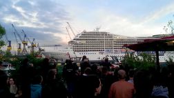 VIDEO: Escucha a este crucero 'cantar' populares temas