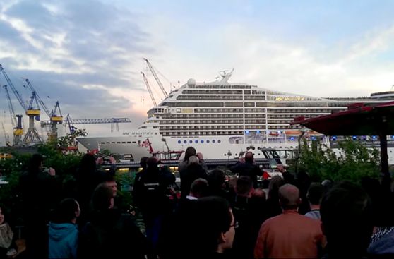 VIDEO: Escucha a este crucero 'cantar' populares temas