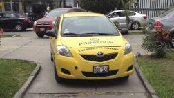 Auto de Prosegur se estacionó en la vereda