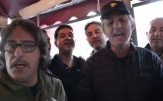 Italianos cantan su himno nombrando a sus 23 mundialistas