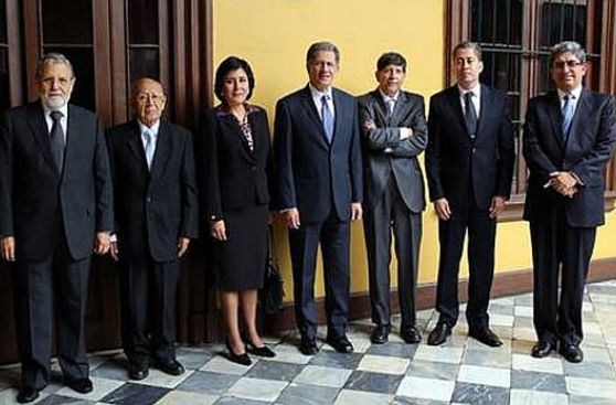 Óscar Urviola seguirá presidiendo el Tribunal Constitucional