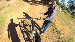 Ciclista grabó momento en el que le roban bicicleta con pistola