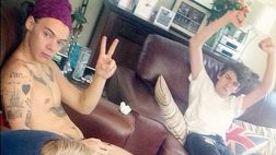 One Direction: filtran selfie de Harry Styles semidesnudo