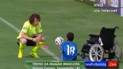 Conmovedor: niño discapacitado hizo pataditas para David Luiz